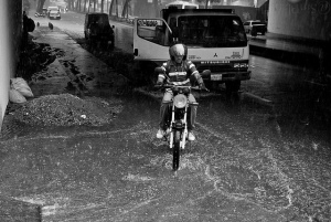 "Palo de agua en moto" de Jesús Bastidas @sinplantilla